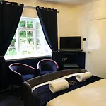 بيت ضيافة West End 4*