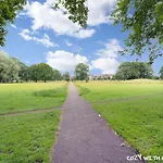 Cozy With Character Cochrane At Leith Links Park 에든버러