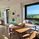 Beautiful Modern Sea-side In The Эдинбург
