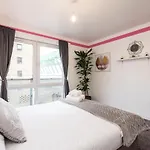 Διαμέρισμα Modern Spacious 3 Bedroom Centre - Free Parking - Private Balcony