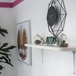 Modern Spacious 3 Bedroom Centre - Free Parking - Private Balcony *