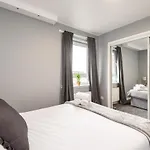 Διαμέρισμα Modern Spacious 3 Bedroom Centre - Free Parking - Private Balcony *