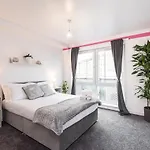 Modern Spacious 3 Bedroom Centre - Free Parking - Private Balcony *
