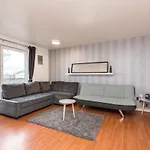 Modern Spacious 3 Bedroom Centre - Free Parking - Private Balcony Διαμέρισμα *
