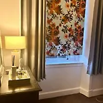 Large 2 Bedroom, Ground Floor Flat, Close To Apartament