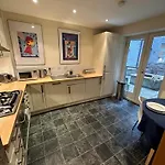 Edmonstone Old Town Apartment *