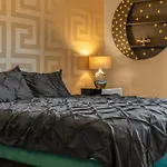 Cosy, Stylish Bedroom For Business And Work Travellers 홈스테이 *