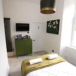 Cosy Apartment, Free Street Parking *