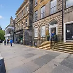 Apartment Super Spacious 4 Bed, Sleeps 6 *