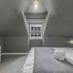 Apartment Super Spacious 4 Bed, Sleeps 6 *