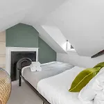 Super Spacious 4 Bed, Sleeps 6
