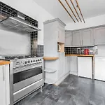 Apartment Super Spacious 4 Bed, Sleeps 6 *