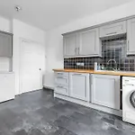 Super Spacious 4 Bed, Sleeps 6 *