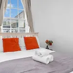 Apartment Super Spacious 4 Bed, Sleeps 6 *