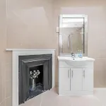 Super Spacious 4 Bed, Sleeps 6 Apartment