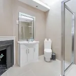 Apartment Super Spacious 4 Bed, Sleeps 6 *