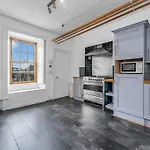 Apartment Super Spacious 4 Bed, Sleeps 6 Edinburgh