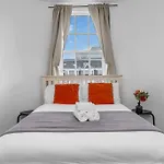 Super Spacious 4 Bed, Sleeps 6 Apartment