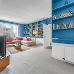 Super Spacious 4 Bed, Sleeps 6 Apartment