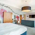 The Place מלון 4*