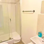 Newbuild - 3 Bedrooms, 2 Baths,5 Mins From Airport *