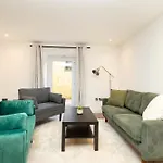 Joivy 3br Flat In Haymarket With Free Parking
