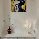 Private Main Door Two Bedrooms * إدنبرة