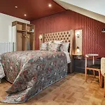 Bonnie - Smart Boutique - Haymarket 4*