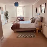 Apartment Super Spacious 4 Bed, Sleeps 6 Edinburgh