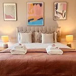 Super Spacious 4 Bed, Sleeps 6 Apartment *