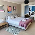 Super Spacious 4 Bed, Sleeps 6 Edinburgh
