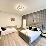 The Handy Hub Luxury Victorian - Fast Wifi & Lägenhet