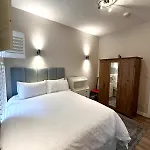 Stylish 2br - Walk To Attraction Apartamento *