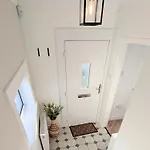 Newly Refurbished 3 Bed House With 2-sided Wood Burner And Garden In Edinburgh