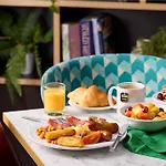 Travelodge Haymarket מלון 3*