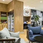 Courtyard By Marriott West Hotel