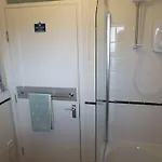 Ideal Location With Free On-site Private Parking 公寓 *