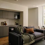 33 Castle Terrace Apartmanhotel 4*