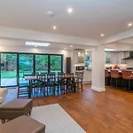 Spacious 5-bed With Garden Parking - Pass The Keys Casa de Férias *
