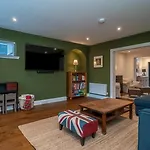 Spacious 5-bed With Garden Parking - Pass The Keys *