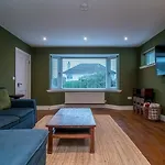Spacious 5-bed With Garden Parking - Pass The Keys Casa de Férias