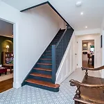 Spacious 5-bed With Garden Parking - Pass The Keys Casa de Férias
