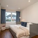 Spacious 5-bed With Garden Parking - Pass The Keys Casa de Férias