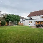 Spacious 5-bed With Garden Parking - Pass The Keys