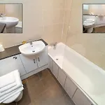 Family Friendly 3br Townhouse With 6 Beds And Parking Prázdninový dům *
