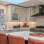 Casa de Férias Spacious 5-bed With Garden Parking - Pass The Keys Edimburgo