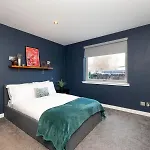 Chic 3-bedroom 2-storey House Near Centre With Free Parking *