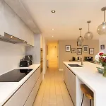Chic 3-bedroom 2-storey House Near Centre With Free Parking Apartamento