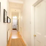 Refined 2-bed Flat With Classic Charm אדינבורו