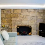 Bright 1 Bedroom Centre With Historic Twist *